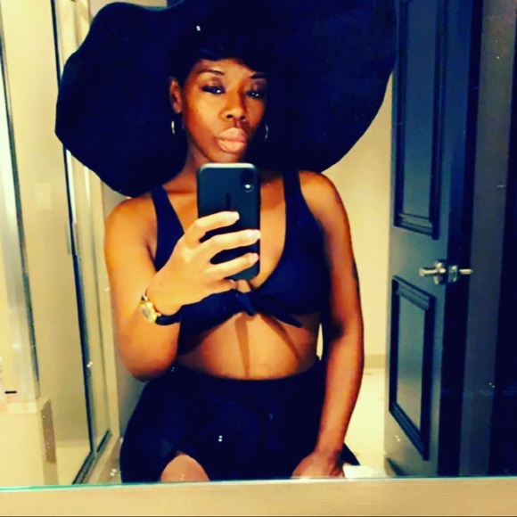 Meet your Posher, T. Michelle - Picture 3 of 5